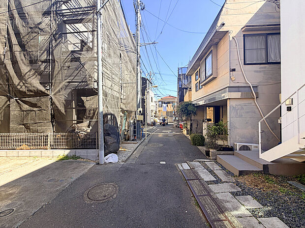 【【前面道路】】「渋谷区立中幡小学校」まで徒歩5分、「渋谷区立笹塚中学校」徒歩13分、保育園・幼稚園が徒歩10圏内に点在しており、子育て世帯にも過ごせいやすい住環境となっています。