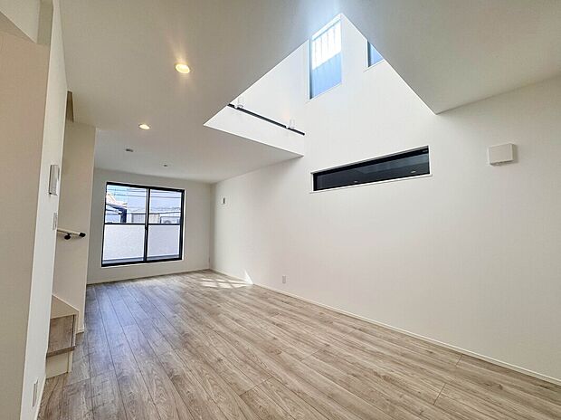 【【施工例：LDK】】LDK16.9帖×3部屋の間取り。2階LDKは一部吹抜け天井設計となっており、開放的な空間を演出。WICやSIC、パントリー、スキップフロアなど収納豊富なプランニング。