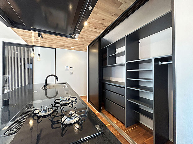 【【施工例:Kitchen】】あると便利な食洗器搭載キッチン。手洗いの時間や労力を大幅に削減でき、家事の効率化が図れ、空いた時間に他の作業やのんびり家族との時間が増えます。