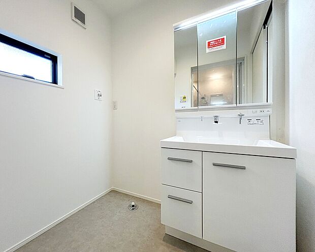 【【施工例:Wash Room】】機能美とデザイン性を両立させた3面鏡付の洗面化粧台。視覚的に広がり感を持たせるだけでなく、機能的にも優れています。