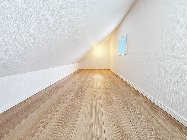 【【小屋裏収納】】家の空間を効率的に活用でき、収納力を大幅にアップさせることができます。限られた住宅面積を最大限に活用したい人にとって、非常に役立ちます。