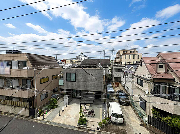 【【眺望】】スーパーやコンビニなど商業施設は徒歩4分圏内にあり、毎日のお買い物も気軽に行けて、忙しい日々をしっかりサポート。