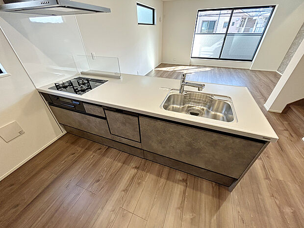 【【建物プラン例:Kitchen】】リビングで遊ぶお子様を見守りながらお料理ができる対面キッチン。室内をより開放的な空間に見せる効果もあります。