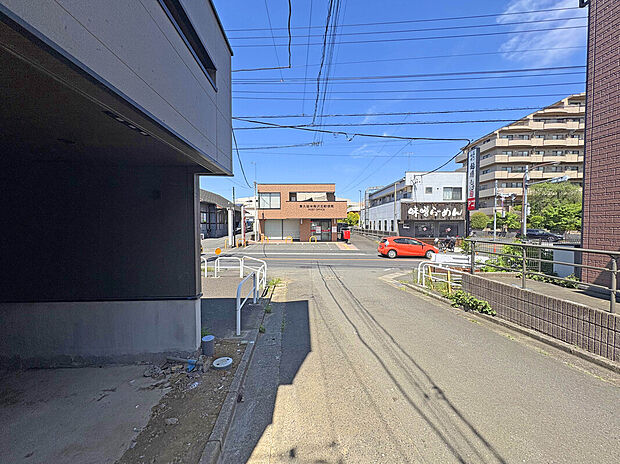 【【前面道路】】保育園徒歩3分、小学校徒歩4分と小さなお子様の通学しやすい徒歩圏内に教育施設が点在している子育て世帯でも安心の街並み。