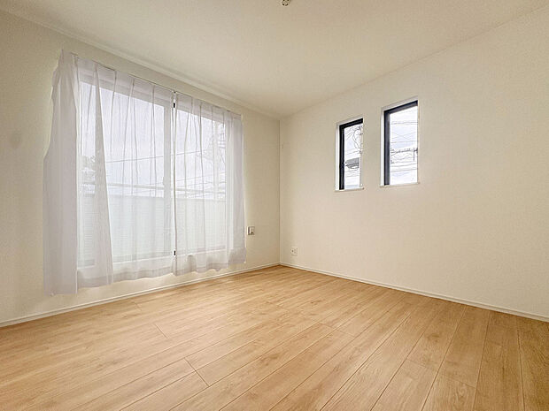 【【Room:6.12帖】】2部屋に繋がっている南に面した横に広いバルコニー。一度に多くの洗濯物を干すことも可能。