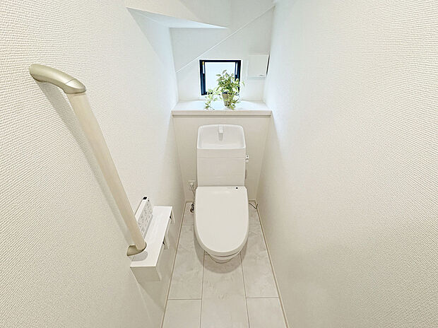 【【トイレ2カ所】】各階にトイレがあるので、朝慌ただしい時間帯に混む心配が減ります。わざわざトイレのために階段を昇り降りをせずに済みます。