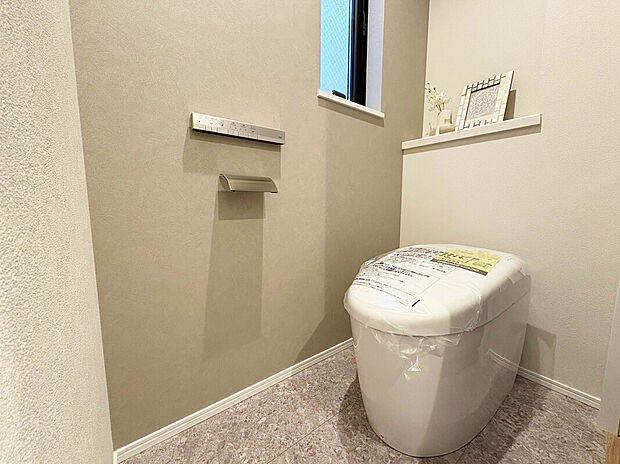 【【Toilet】】タンクがないことで圧迫感がなく、空間が広く見えスタイリッシュな印象で、インテリア性も高いデザイン。凹凸が少ない形状のため、ホコリや汚れが溜まりにくく、掃除がしやすいです。