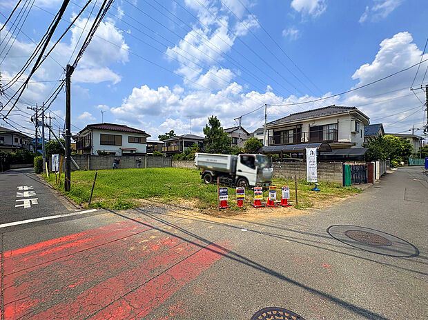 【【外観:6月中旬撮影】】穏やかな街並みと豊かな自然環境が調和したエリア、閑静な住宅街の南東向き角地に佇む南向きで陽当たり良好な限定3棟!