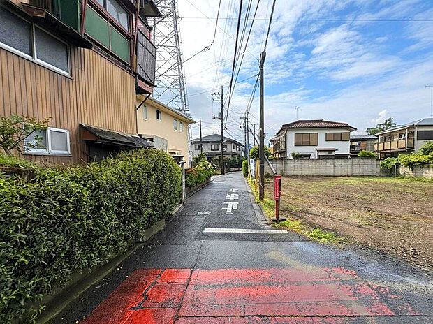 【【前面道路】】スーパーやコンビニなど商業施設は徒歩10分圏内にあり、日々のお買い物や休日のまとめ買いなども行き来しやすい距離で便利な住環境です。
