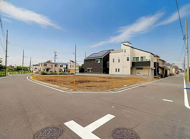 【【外観：6月中旬撮影】】車移動であれば八潮南ICが近いため、首都高の利用が可能で遠くへのお出掛けがしやすい立地。
カースペース付の参考建物プランのご用意もございます。