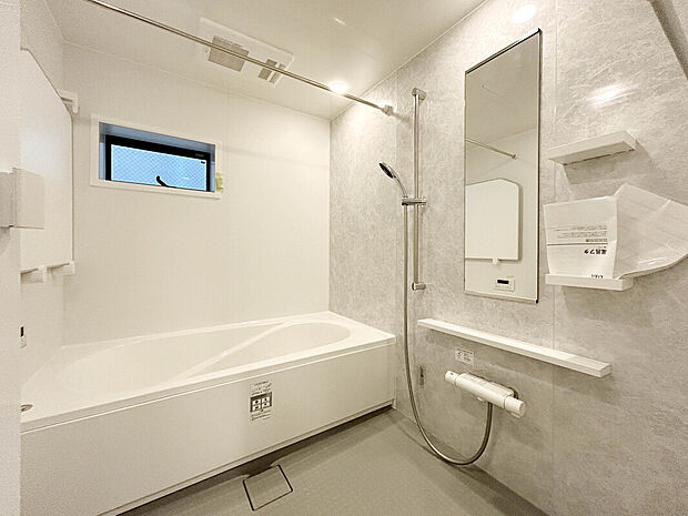 【【Bath Room】】年間を通して快適な空間での入浴や衣類の乾燥を可能にする浴室暖房乾燥機付き。