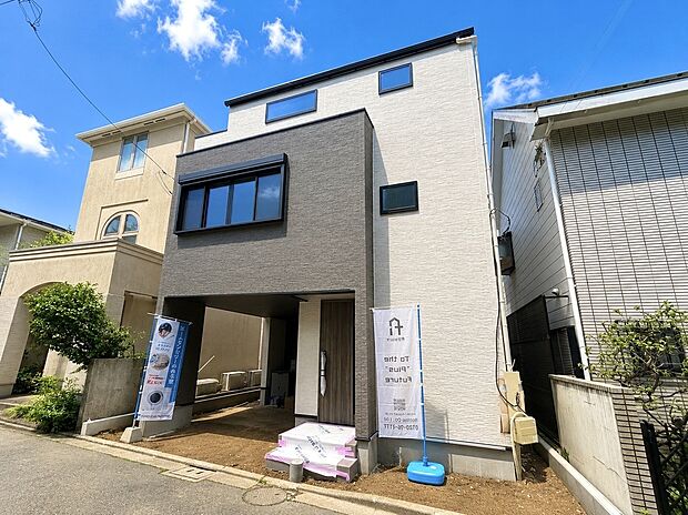 【【外観】】愛車が汚れにくく乗降しやすいビルドインガレージが備わったプランでお車でのお出かけもスムーズです。
