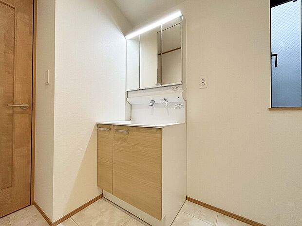 【【施工例：Wash Room】】機能美とデザイン性を両立させた3面鏡付の洗面化粧台。視覚的に広がり感を持たせるだけでなく、機能的にも優れています。
