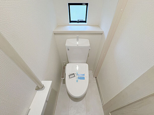 【【施工例：Toilet】】各階にトイレがあるので、朝慌ただしい時間帯に混む心配が減ります。わざわざトイレのために階段を昇り降りをせずに済みます。