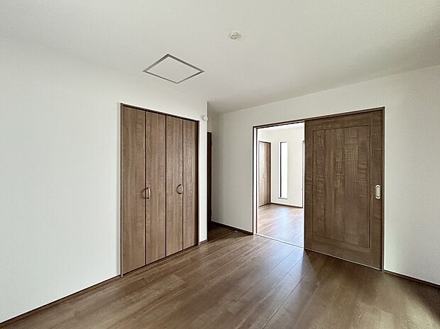 【【Room:6.01帖】】駅付近には「クイーンズ伊勢丹」や「ブロードスクエア仙川」などの買い物施設が充実。徒歩4分地には「いなげや」があり、気軽に買い物へ出かけることができます。