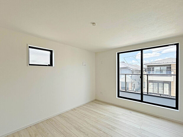 【【Room：2号棟】】全室2面採光なので、どの居室も閉塞感や圧迫感なく、開放的な空間で過ごせます。