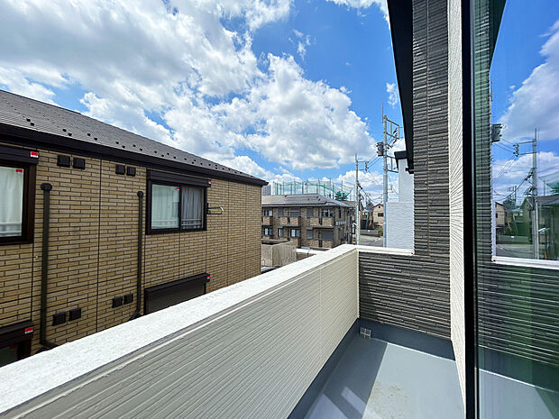 【【Balcony】】京王線「つつじヶ丘」駅徒歩15分。小田急小田原線「成城学園前」駅がバス利用可能な立地。新宿までのアクセスも良好なエリアです。