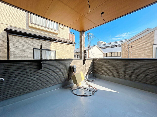 【【Balcony】】本邸の大きな魅力となる2か所のバルコニー。室内だけでは完結しない、開放的なプライベート空間を暮らしの中に取り込めます。全居室6帖以上の洋室を確保し、5LDKならではの豊かな居住性を実現。