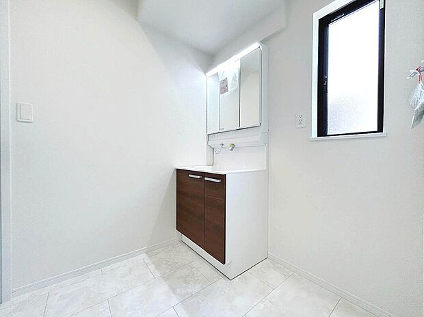 【【施工例:Wash Room】】機能美とデザイン性を両立させた3面鏡付の洗面化粧台。視覚的に広がり感を持たせるだけでなく、機能的にも優れています。