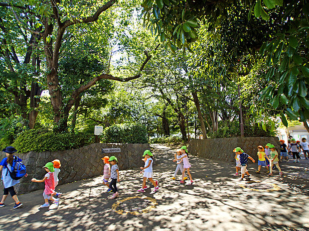 豊島区立池袋本町公園(約290m)