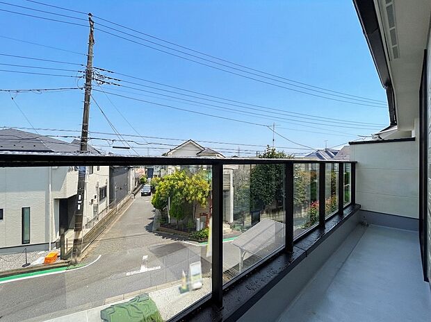 【【Balcony】】南側丁字路に接道している陽当たり良好で開放的なロケーション。お車での移動もしやすくなっています。