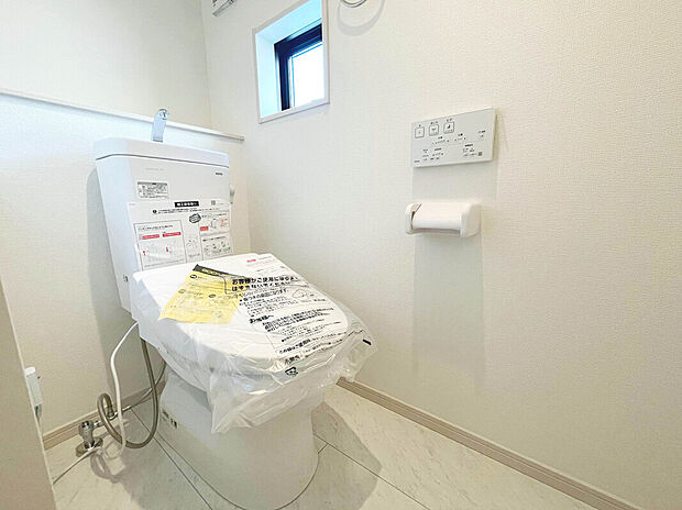【【施工例:Toilet】】各階にトイレがあるので、朝慌ただしい時間帯に混む心配が減ります。わざわざトイレのために階段を昇り降りをせずに済みます。