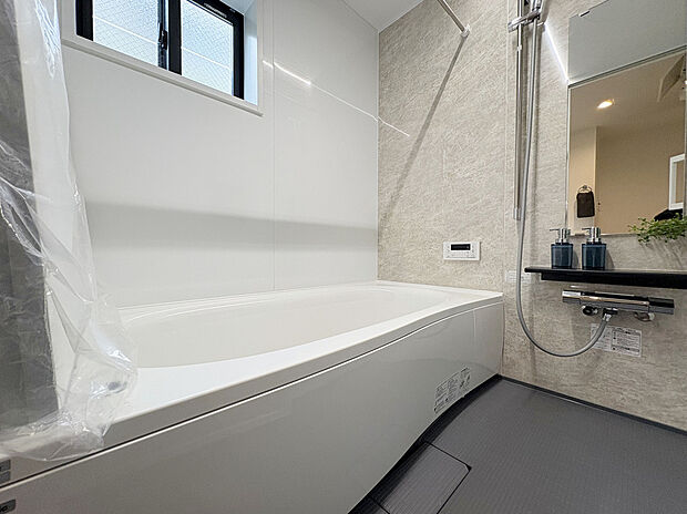 【【Bath Room】】1坪タイプのバスルーム。足を伸ばしてゆったりと浸かれるのはもちろん、洗い場も広さがあるので立ったりしゃがんだりする動作もスムーズに行えます。