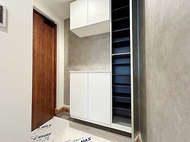 【【施工例：Entrance】】靴や小物を多く収納出来るシューズボックスが備わった玄関。いつでもお客様を迎えられる玄関先が叶います。