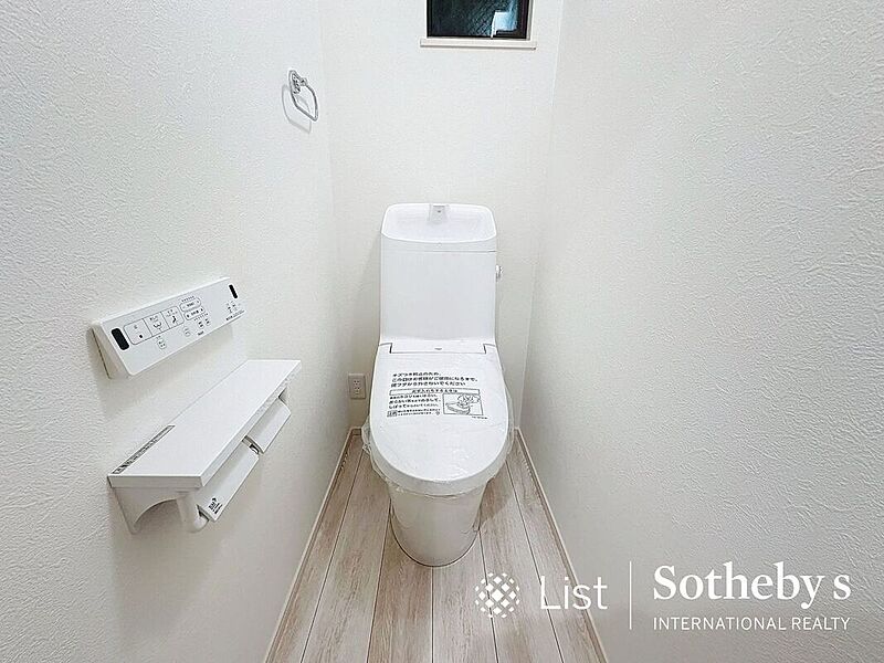 ■トイレ■B号棟白を基調とした、シンプルながらも落ち着くデザイン。洗浄付き温水便座で機能性も兼ね備えています♪毎日に欠かせない大切な空間です。