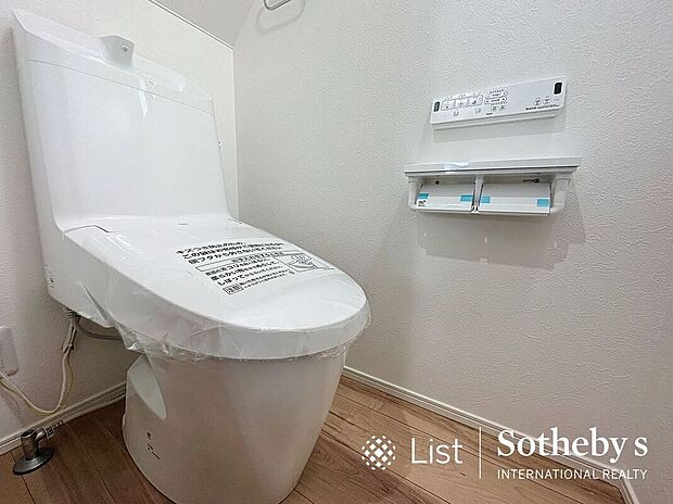 【トイレ】【トイレ】白を基調とした、シンプルながらも落ち着くデザイン。洗浄付き温水便座で機能性も兼ね備えています♪毎日に欠かせない大切な空間です。