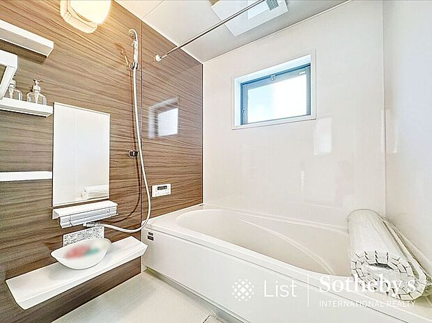 【トイレ】■トイレ■1号棟白を基調とした、シンプルながらも落ち着くデザイン。洗浄付き温水便座で機能性も兼ね備えています♪毎日に欠かせない大切な空間です。