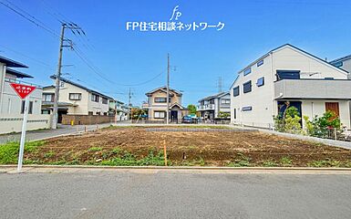 【角地の開放感、お車並列2台駐車可能（車種による）なゆとりの敷地。】 外観