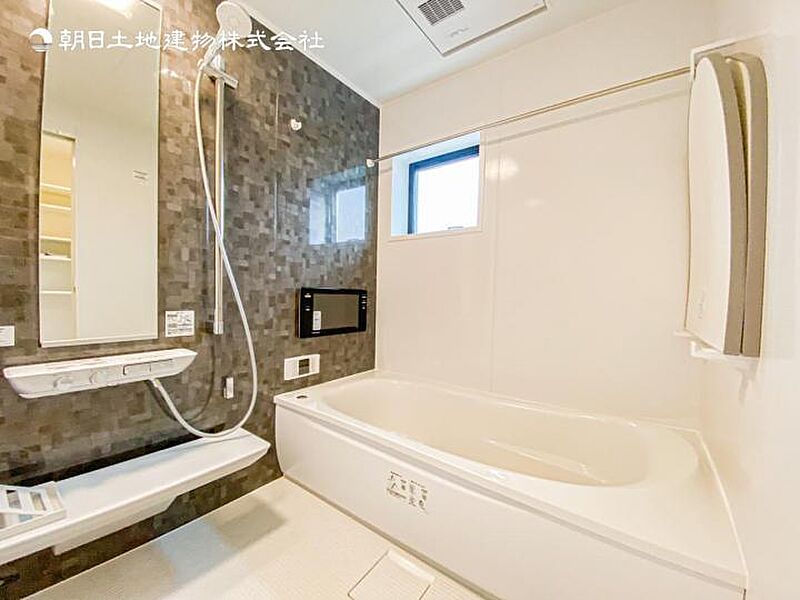【浴室】窓のあるバスルームは明るく気持ちの良い空間です！！　