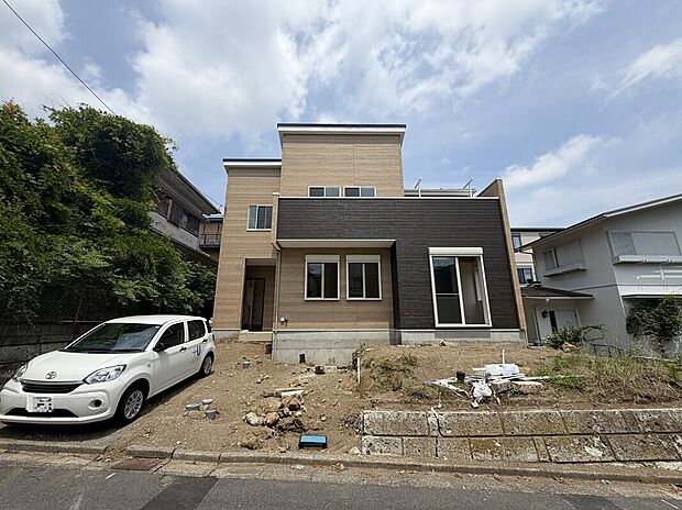南東道路接道により、陽当たりと開放感を確保した新築戸建。道路より少し高い位置（ひな壇）に佇んでいるため、通行人の視線が室内に届きにくく、プライバシー性も高い安心の立地です。