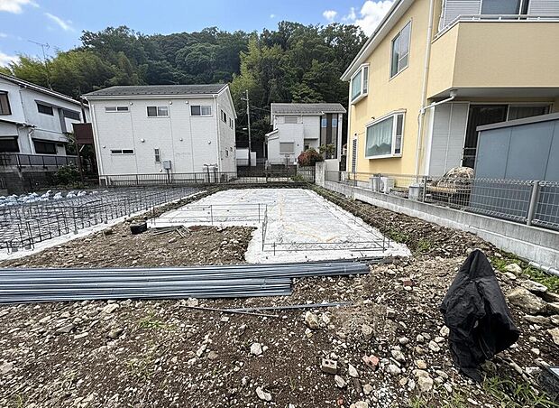 前道約8.9mの開放的な分譲地。家づくりの土台となる基礎工事が順調に進行中です。