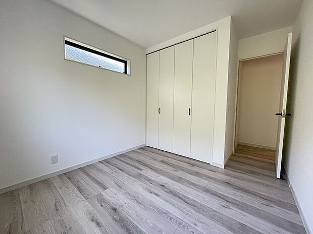 【同社施工例:洋室】各居室に収納がございます。