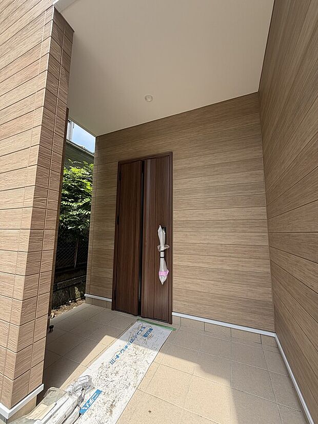 【玄関ポーチ】ゆとりある広さを確保した玄関アプローチ。深めの軒（ひさし）がある設計のため、雨の日でも濡れることなく、落ち着いて傘を広げたりベビーカーを動かしたりできて安心です。