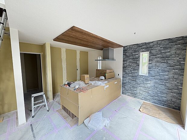 【リビング＊2026年1月25日撮影＊】LDKは約20帖(階段下部含む)とゆとりがある間取り。現在建築中でございます。