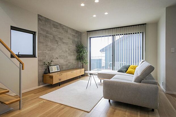 リビング【2号地】(2025年7月撮影)普段はソファでゆっくりと、大開口の窓から日差しが差し込み明るいリビングになります