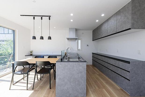 ダイニングキッチン【1号地】(2023年9月撮影)キッチンからLDK全体を見渡すことができるので小さなお子様がいても安心です。