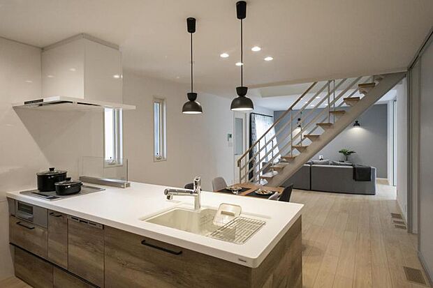 キッチン【3号地】(2025年7月撮影)フルフラットタイプのキッチンで開放的!シンク・調理スペースが広くて使いやすい!