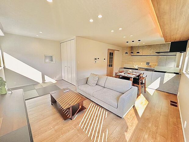 リビング【3号地】(2023年9月撮影)2面開口で開放感のあるリビングは、木目調で統一することで、心地よく過ごしやすい空間