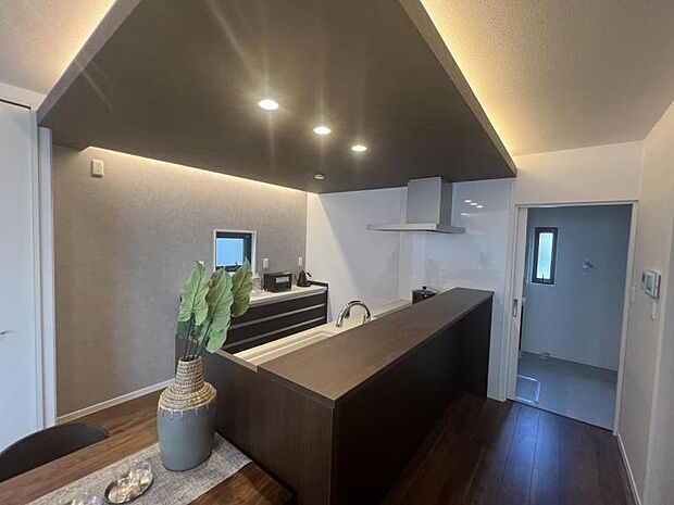 キッチン【A号地】(2023年6月撮影)家中が見渡せるよう位置したキッチンは会話もはずみます