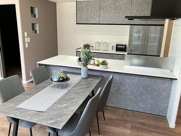 ダイニングキッチン【7号地】（2024年6月撮影）調度品もキッチンとテイストを統一、造り付けDカウンターは様々に活躍します