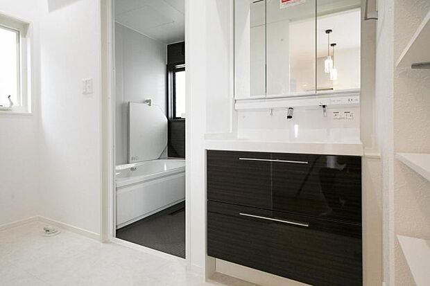 洗面脱衣室【13号地】(2025年7月撮影)洗面台横には棚も設置してますので収納も安心です。