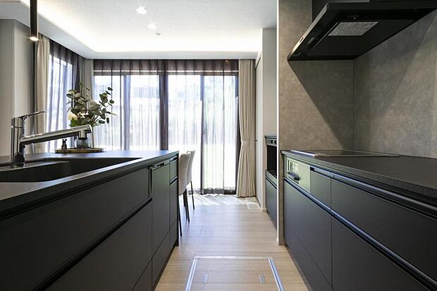 キッチン【5-11号地】（2025年7月撮影）食洗器やIHコンロ、大容量の収納庫を備えた対面キッチン