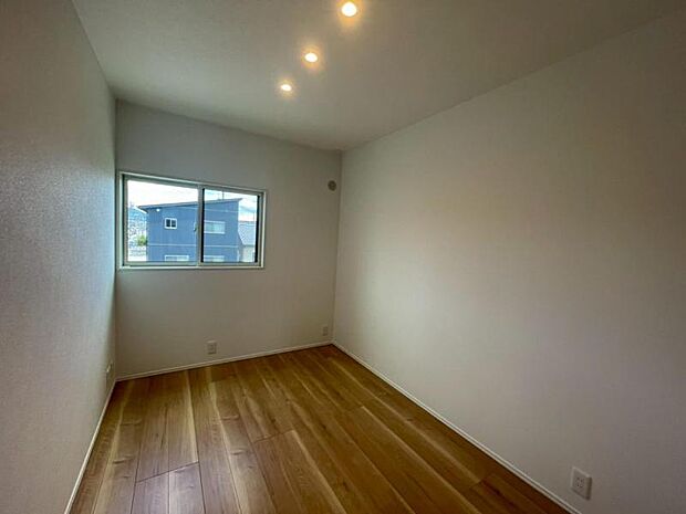 洋室【1号地】(2025年7月撮影)明るさの差が少ない位置に設けてお勉強に集中を、窓からは新幹線も見えますよ