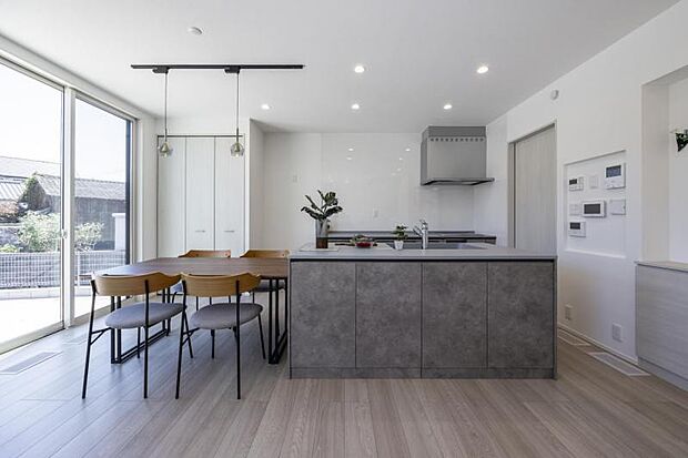 ダイニングキッチン【1号地】（2025年7月撮影）キッチン横並びのダイニングは配膳や片付けを楽に