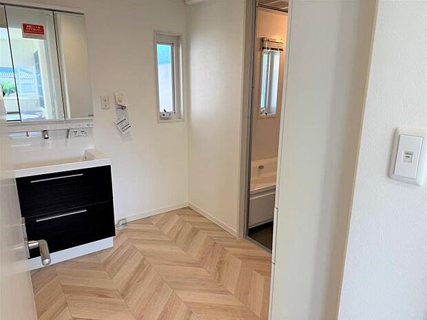 【洗面脱衣室【2号地】(2023年11月撮影)】ゆったりした洗面コーナー。朝のピークタイムに歯磨きの人、ドライヤーの人、洗顔の人がかぶっても安心です。