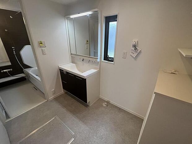 【洗面脱衣室【A号地】(2023年6月撮影)】脱衣トールや三面鏡裏などの収納も充実